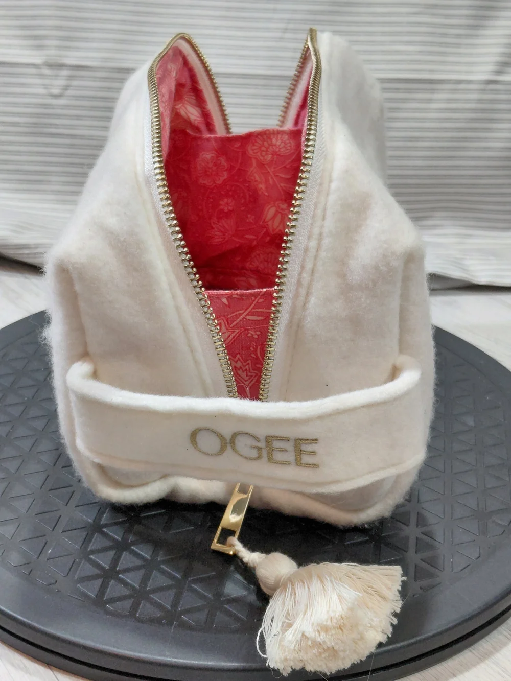 NEW OGEE Limited Edition Cream Sherpa Wool Makeup Bag Vibrant Pink Lining 9